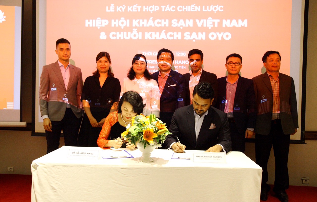 Lễ ký kết thoả thuận hợp tác chiến lược giữa Hiệp hội Khách sạn Việt Nam và chuỗi khách sạn OYO. Ảnh: BP